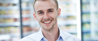 Junger lachender Mann mit weissem Hemd Junger lachender Mann mit weissem Hemd